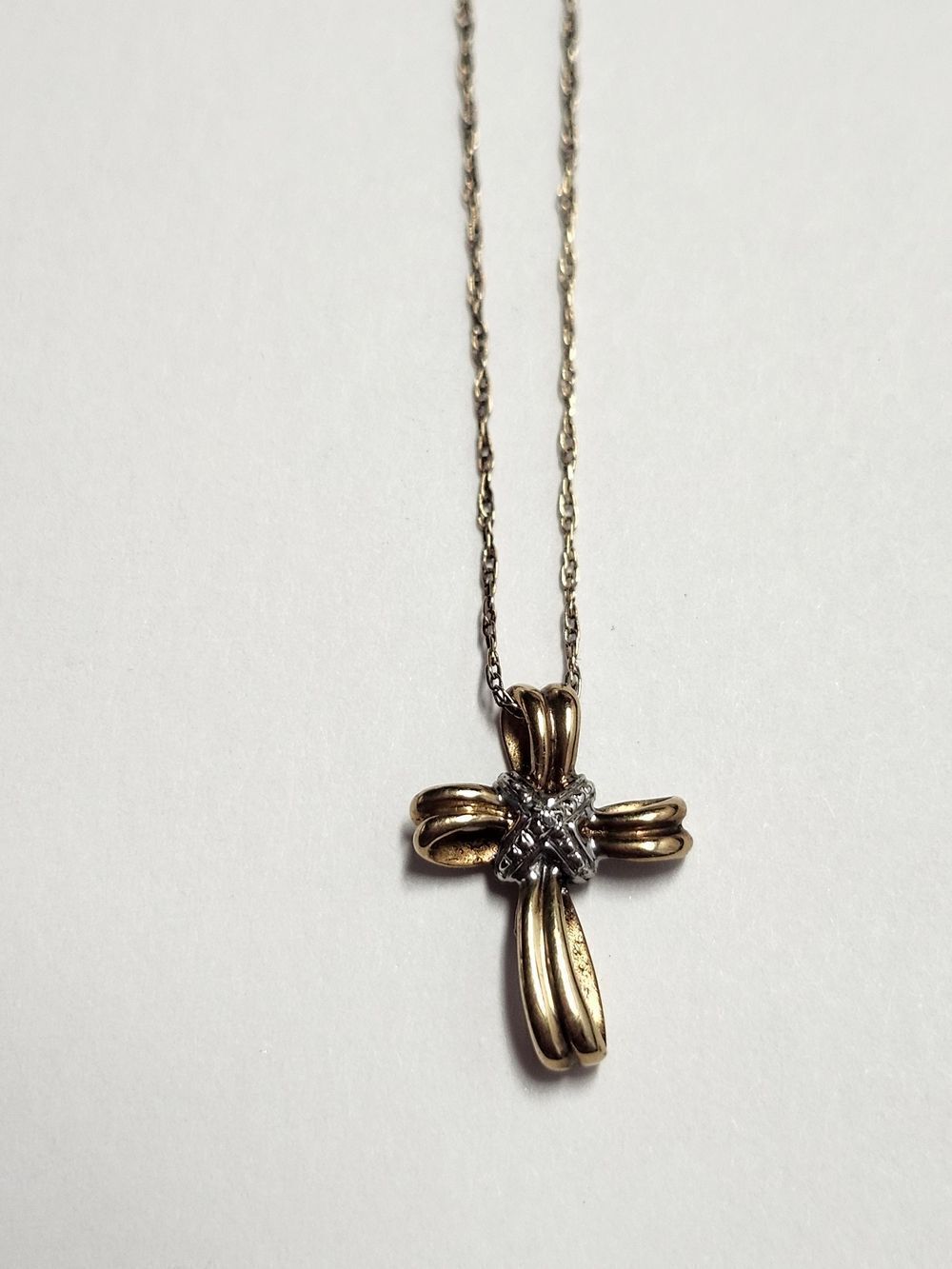 10K Gold Cross Pendant Necklace With Diamond Accent 18" 10K Gold Chain